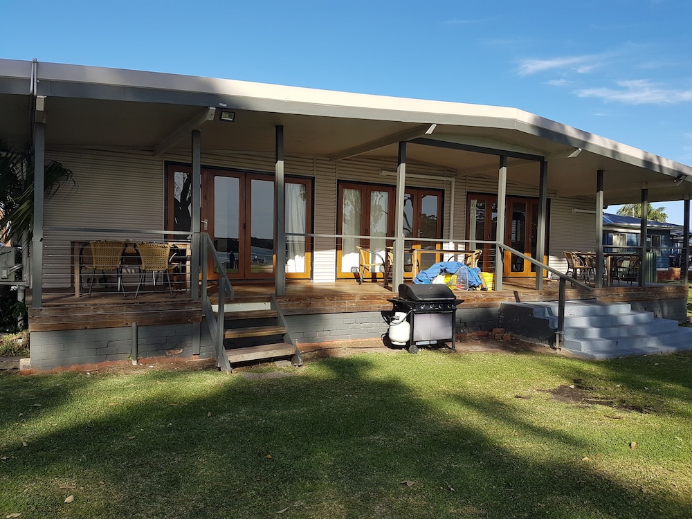 Bentley Waterfront Motel & Cottages