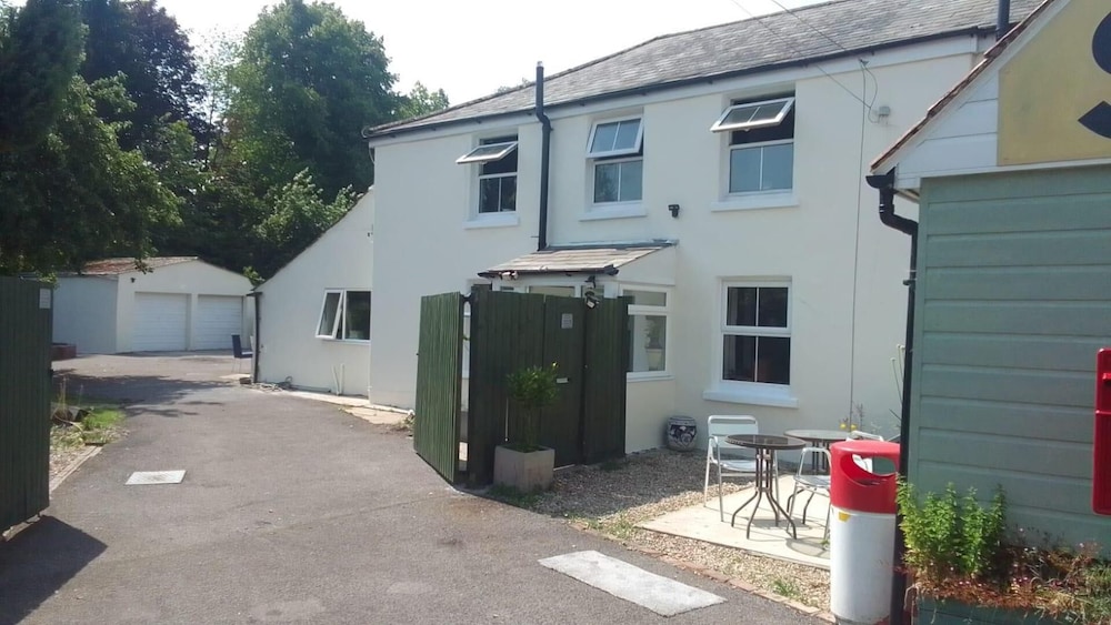 4 Bed-2 Bath-bar-pool Table-library- Xmas Venue