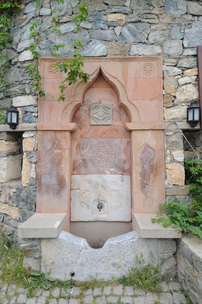 Altin Cesmeli Konak