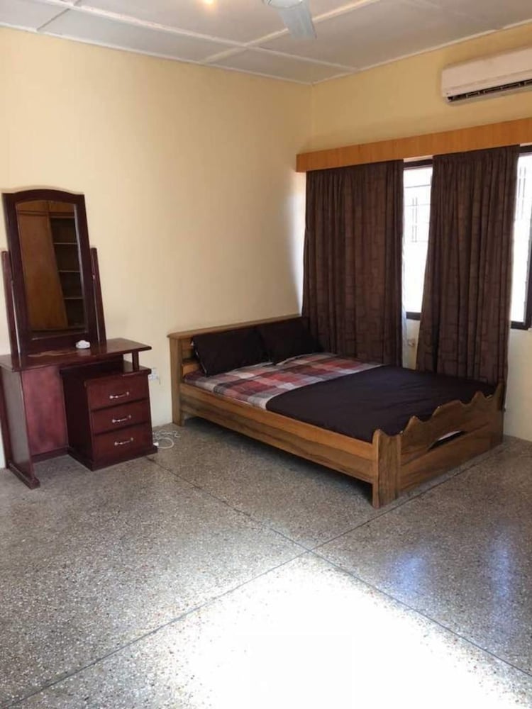3 Bed House Sleeps 6 - Parking, Wifi, Generator view 4