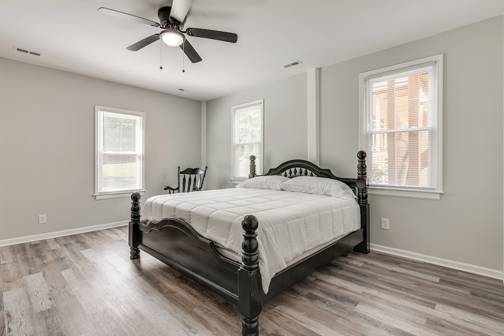 11 Mi to Fort Lee: 30-acre Retreat w/ Scenic Views