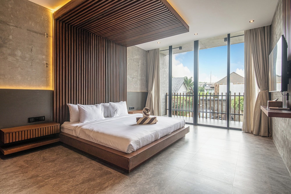 Modern 4BR Canggu Retreat Just 8mins to the Beach