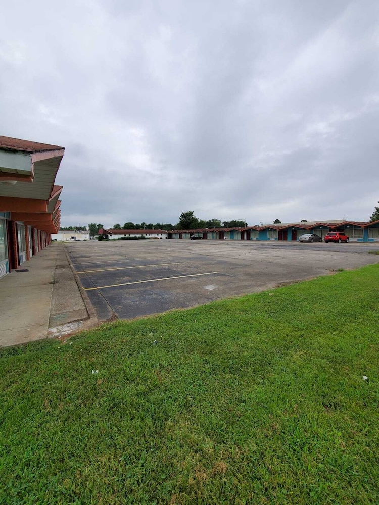 Gray Plaza Motel