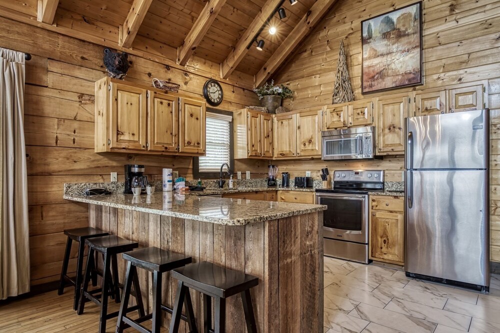 Ern858 - Eagles On High - Great Location! Close To All The Action! 3 Bedroom Cabin by RedAwning view 4