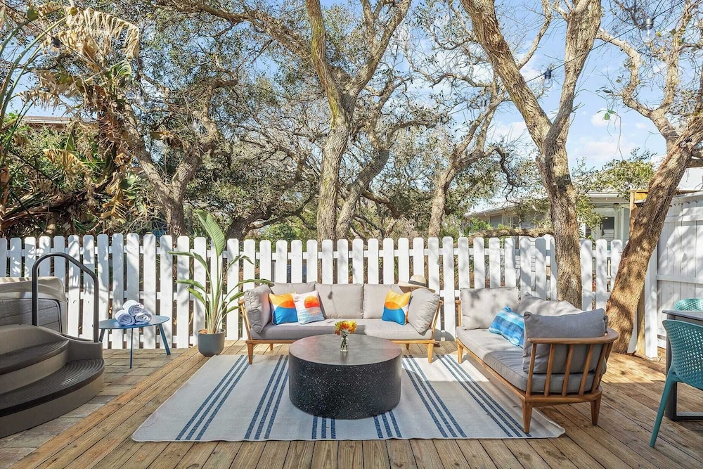 Walk to Beach, Hot Tub, Fire Pit, Arcade Games Cottagecore Coast by Avantstay