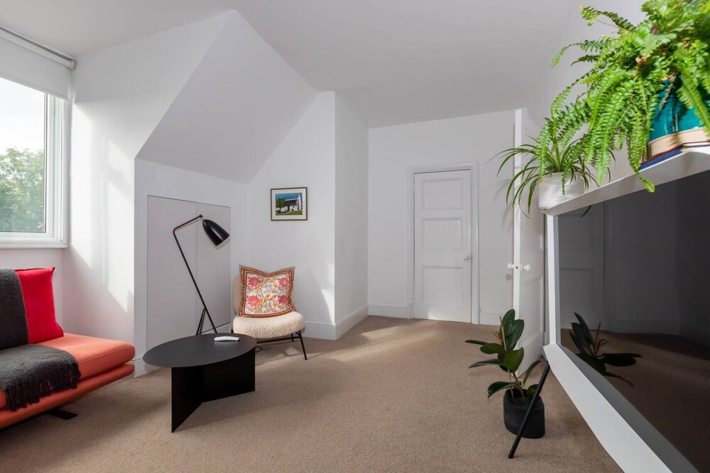 Bright 1 Bedroom Flat Near the Tube