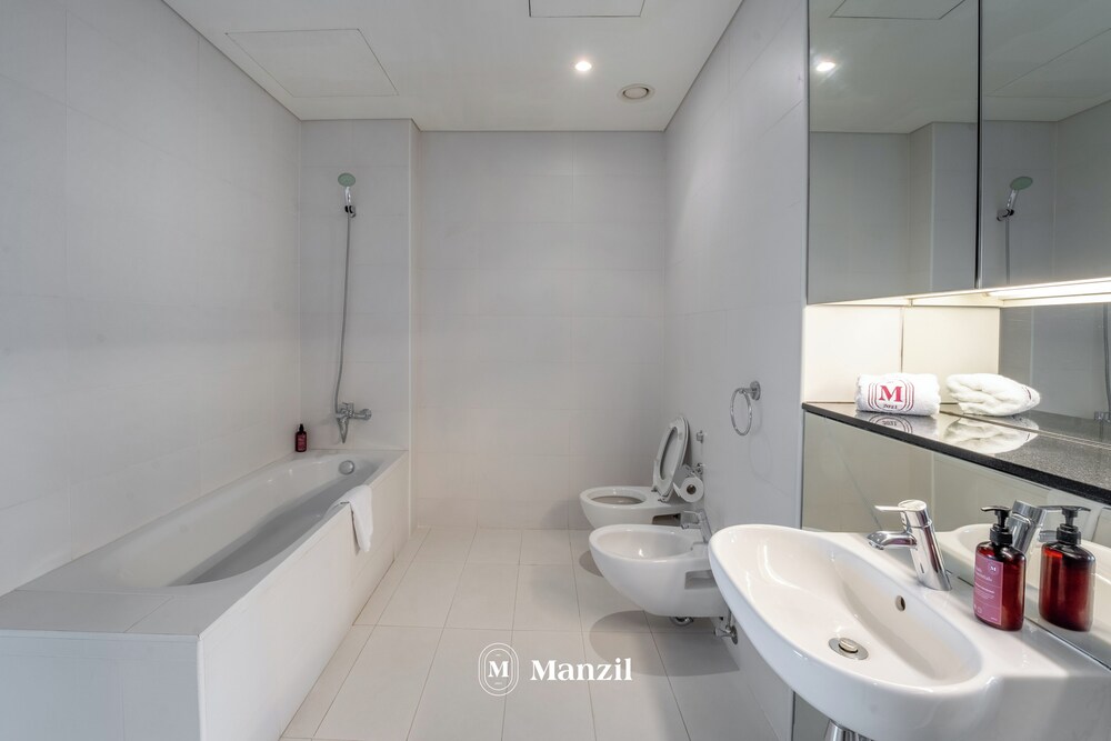 Manzil-1BR Apartment with Skyline Views