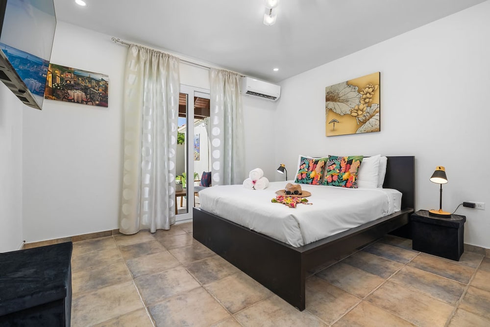 Spacious Renovated House Prvt Pool 5 min to Bch