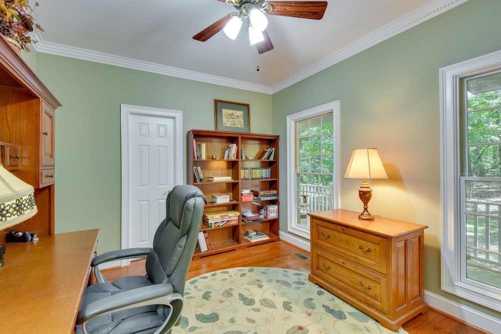 Lakefront Hartwell Retreat w/ Gas Grill  Deck! - Property Image 2