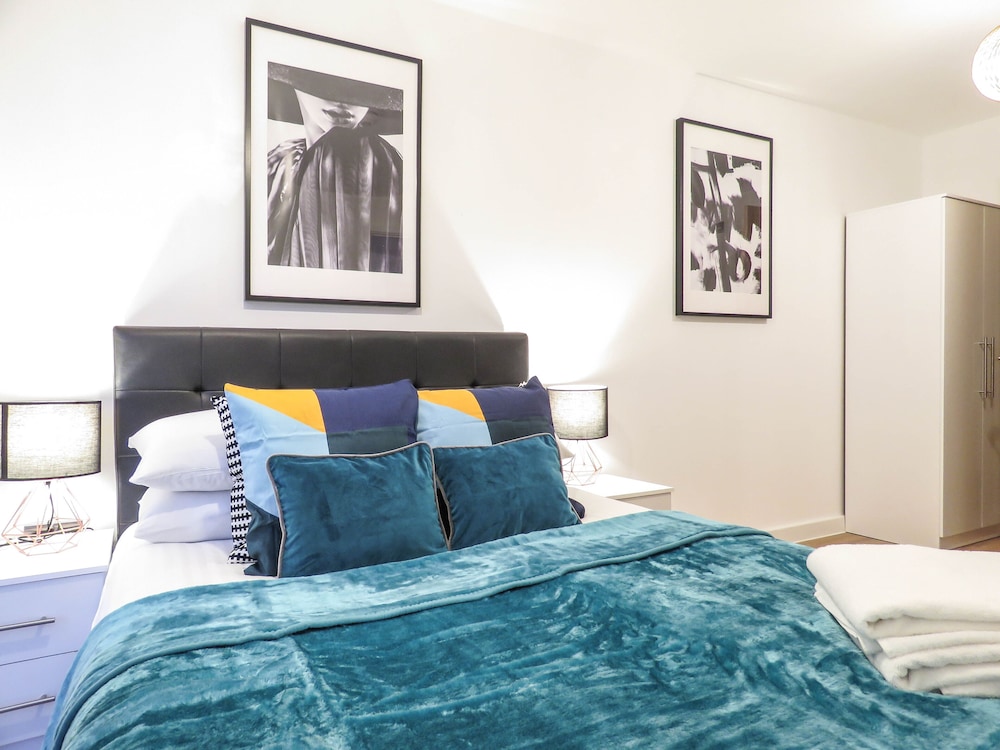 Tudors eSuites Birmingham Canalside with Gated Parking view 2