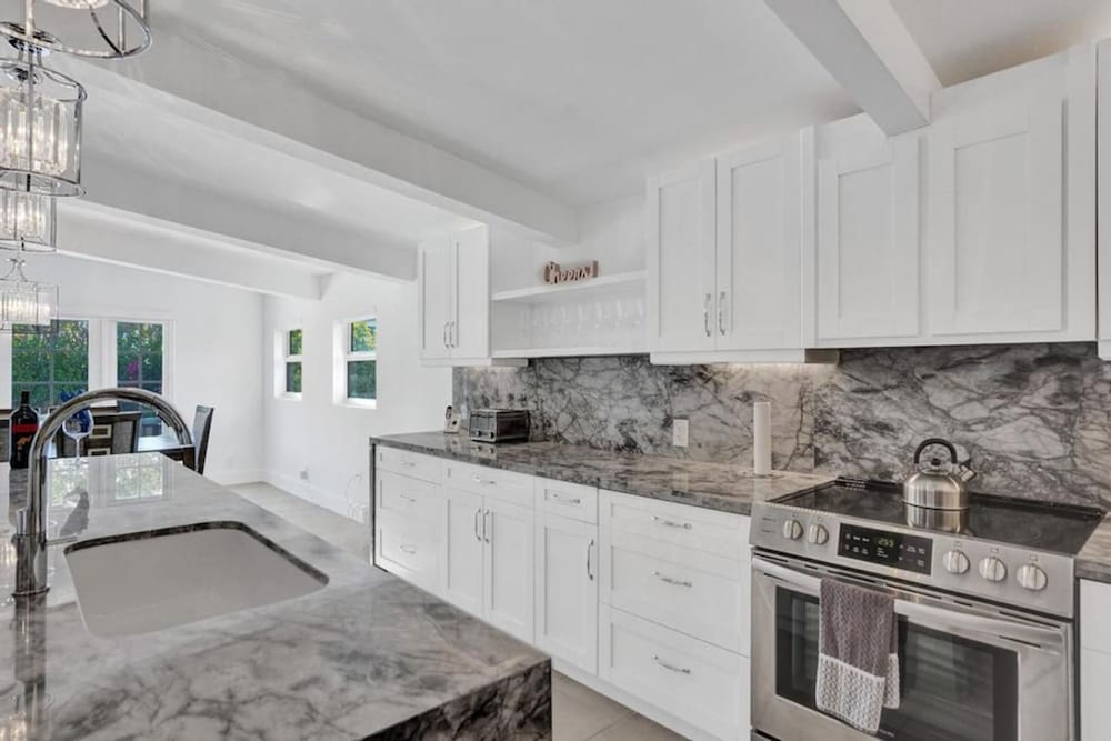 Pool House 3 Bedroom Home Victoria Park