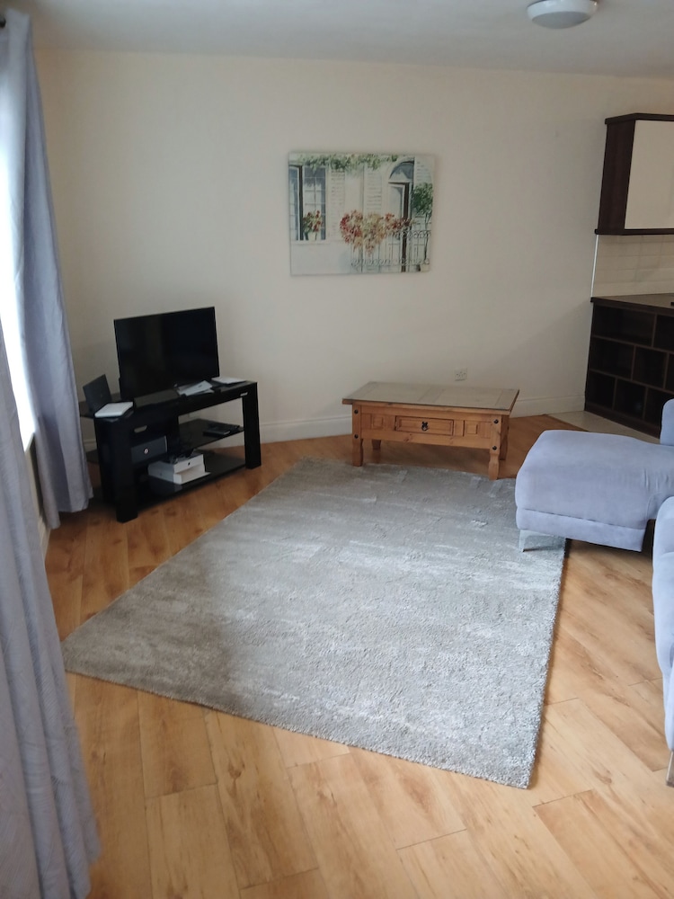 Galway 2-bed Apt, Sleeps 4, 5-min Walk to Station