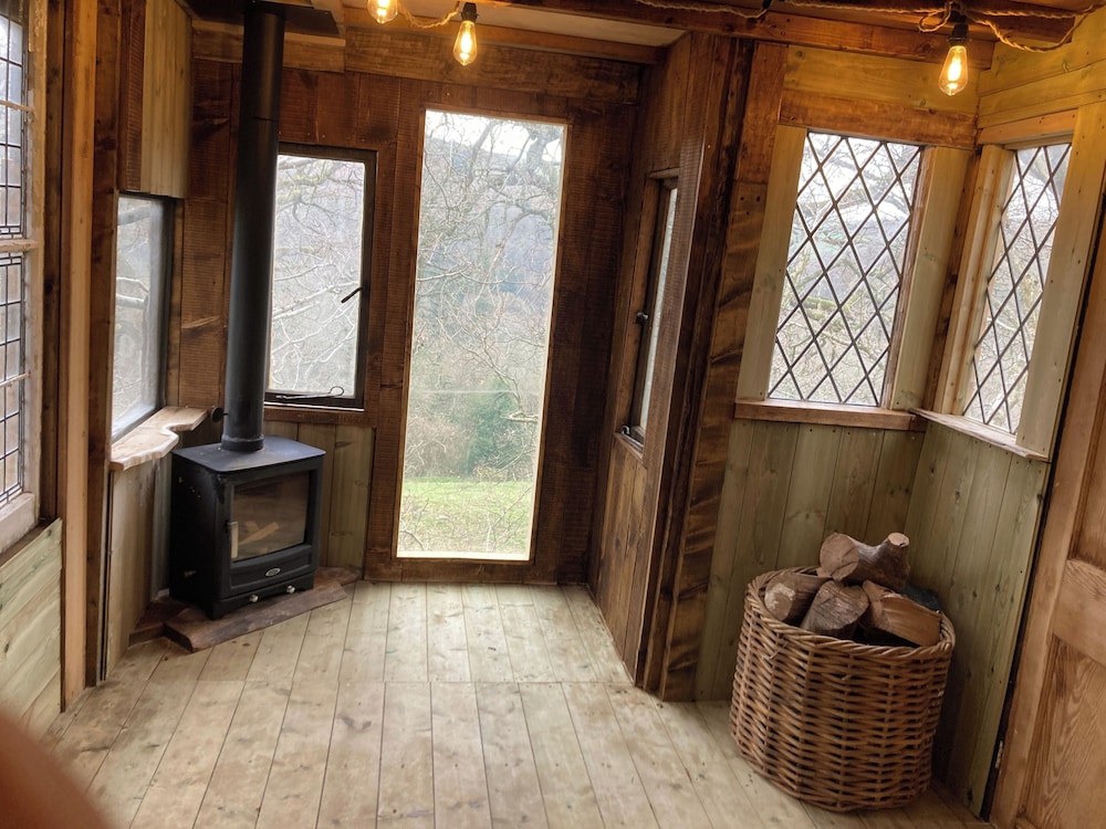 Treehouse Cabin Wilderness Escape