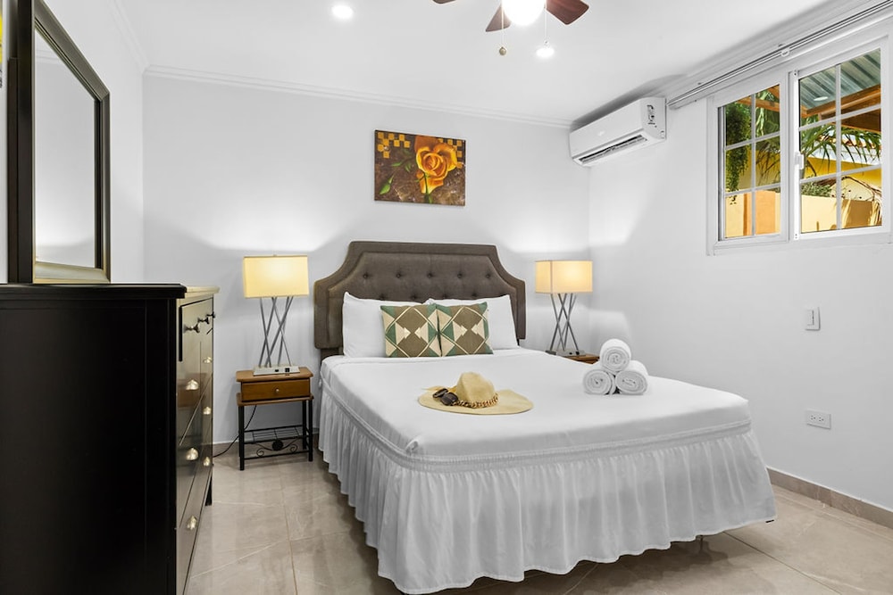 Urban 5BR Private Pool Getaway 10 Min- Bch