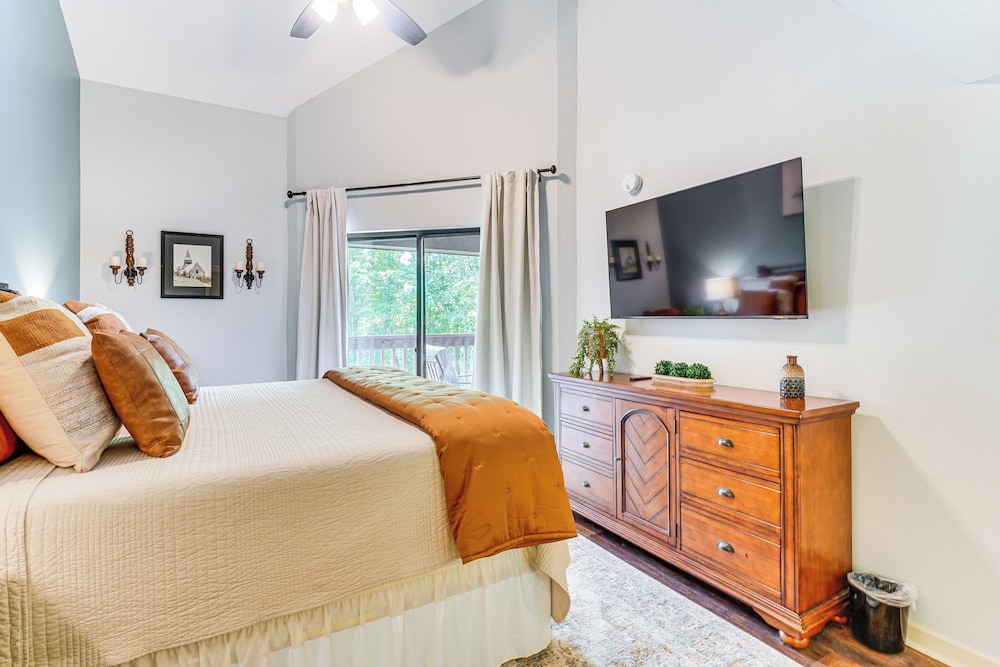 Ski, Hike & Explore: Mtn-view Haven in Gatlinburg!