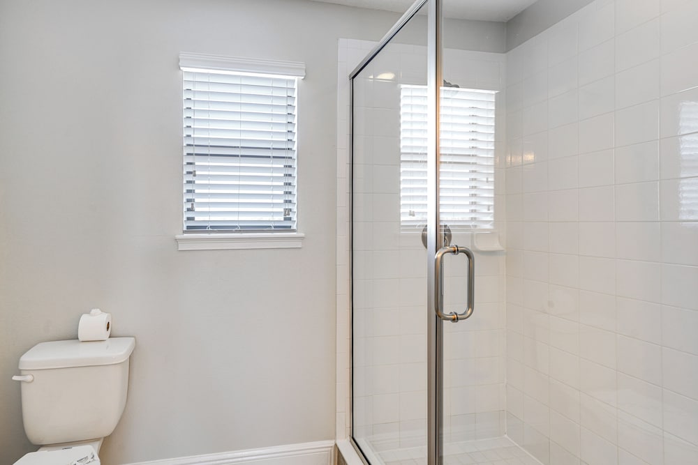 Near Disney & Legoland: Spacious Poolside Oasis!