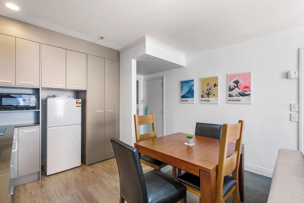City Getaway 1BR Apt w Pool & Gym I Zodiak Stays