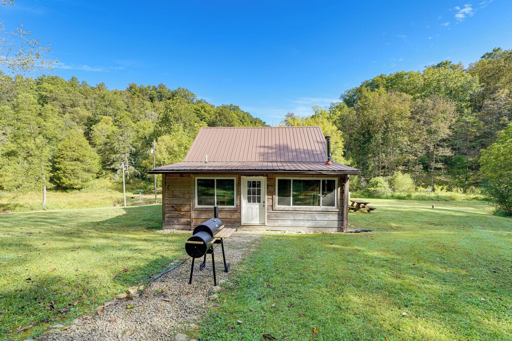 Rustic, Woodsy Cabin in Palestine w/ Pool Table!