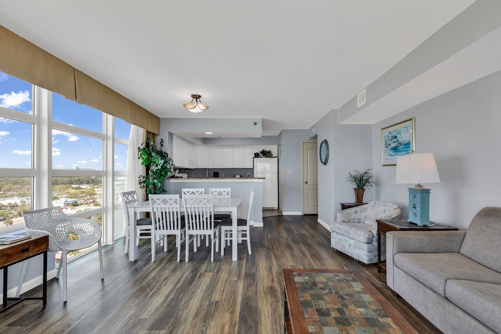Stunning Condo Overlooking Ocean