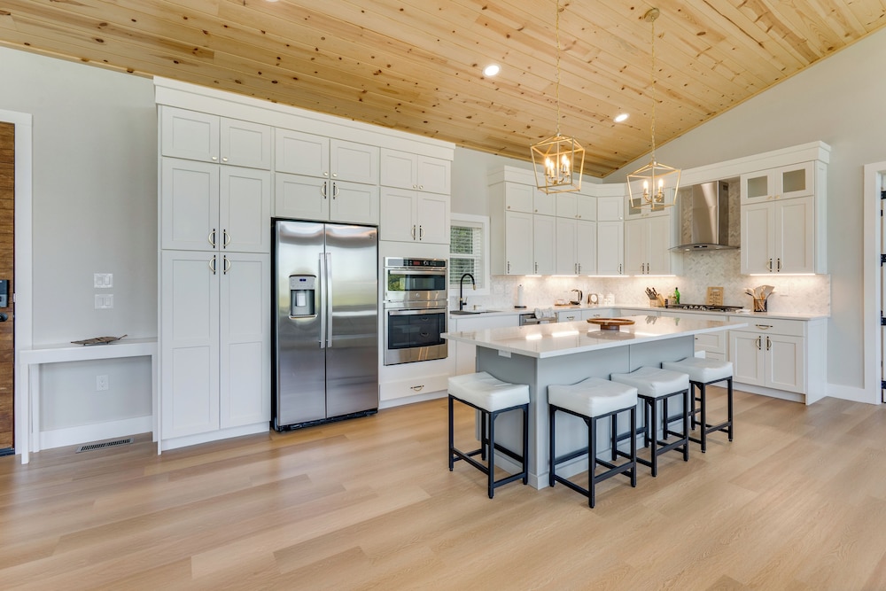 Mtn-view Decks & Fire Pit: Quiet Brasstown Escape