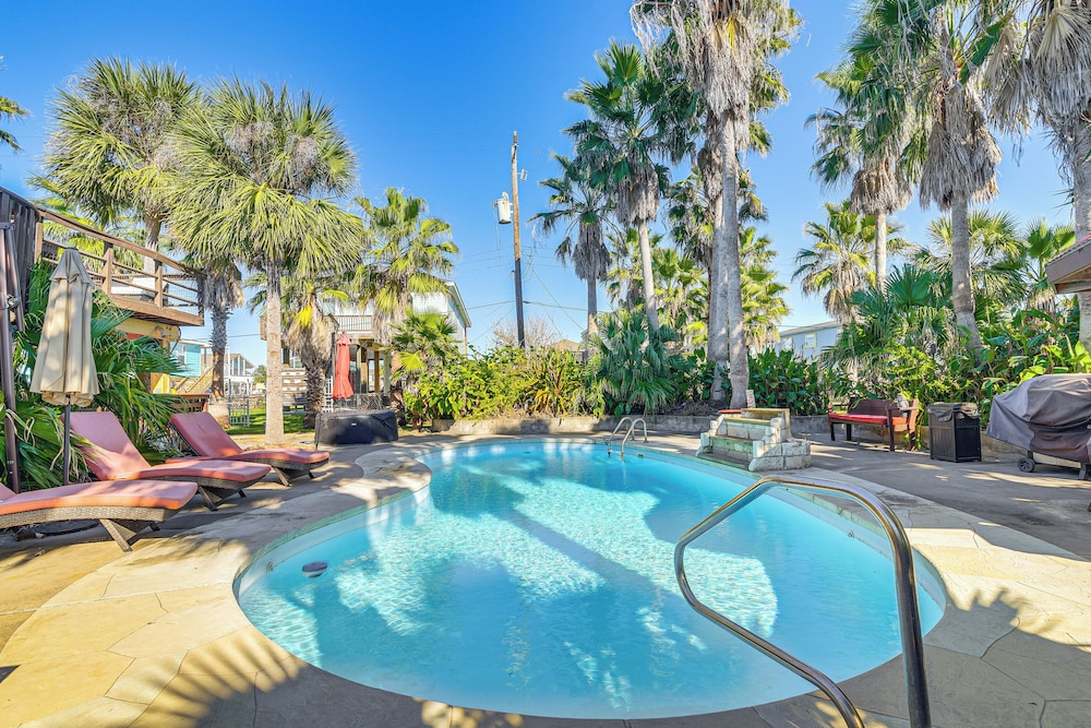 Private Pool, Deck & Patio: Galveston Oasis!
