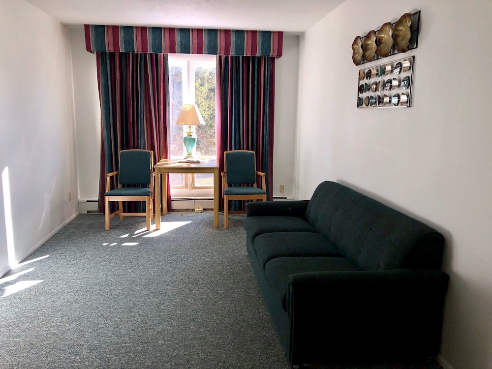 Budget Host Cloverland Motel