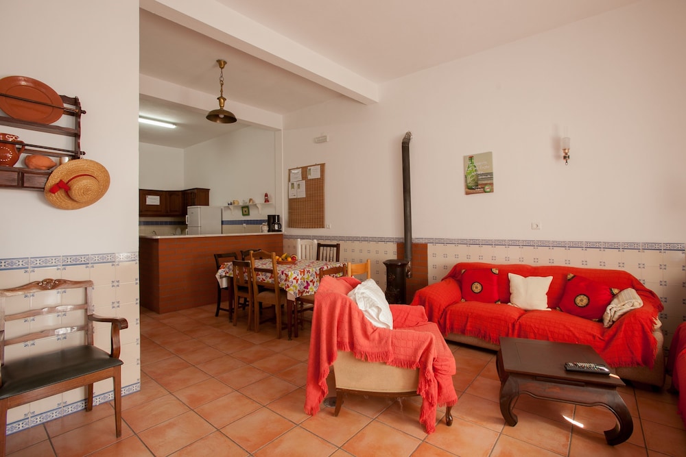 Ericeira Chill Hill Hostel & Private Rooms - Peach Garden