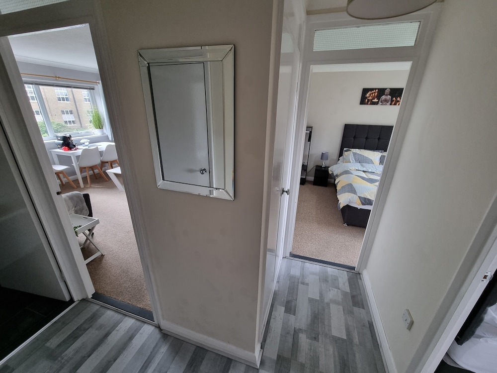 360 Serviced Accommodations - Swan Path Retreat - 2 Bedroom Apartment view 2