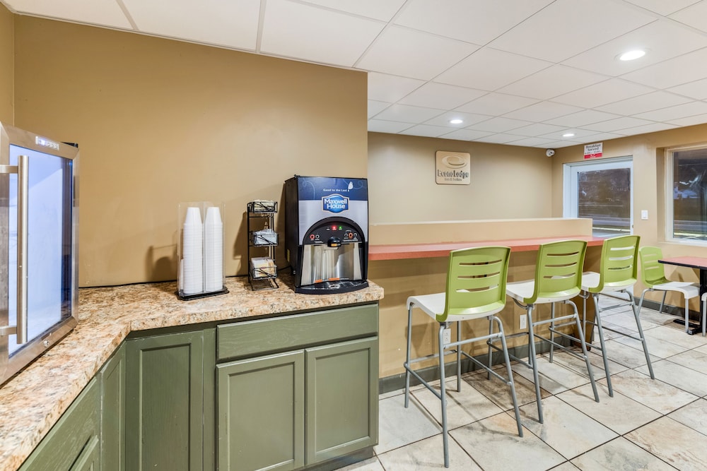 Binghamton Vacations - Econo Lodge Inn And Suites - Property Image 4