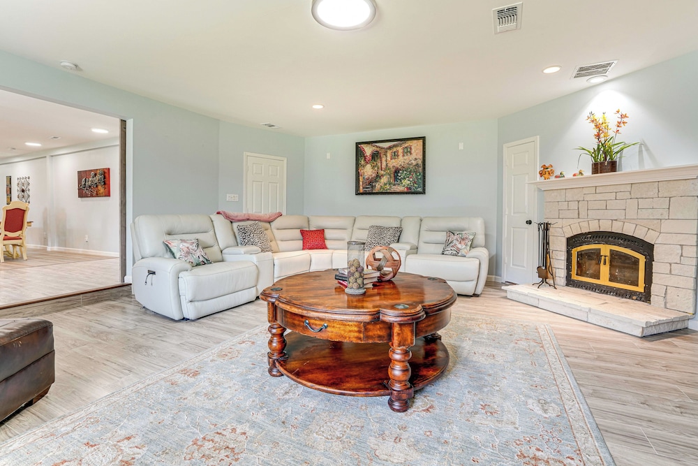 Hot Tub & Fenced Yard: Dog-friendly Gem in Denison