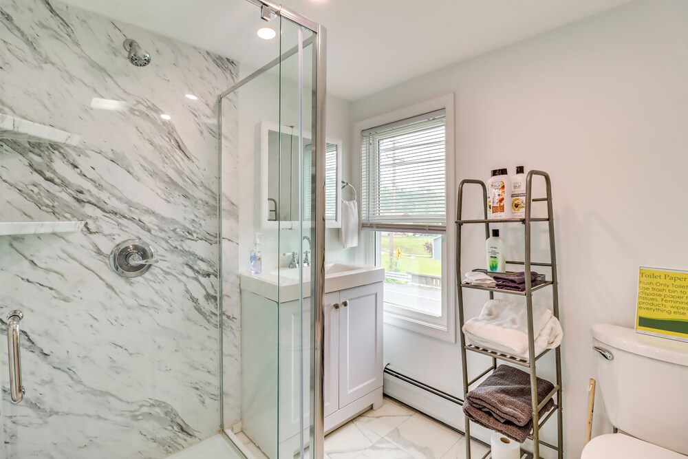 Ski, Hike & Fish: Pet-friendly Home in Saylorsburg