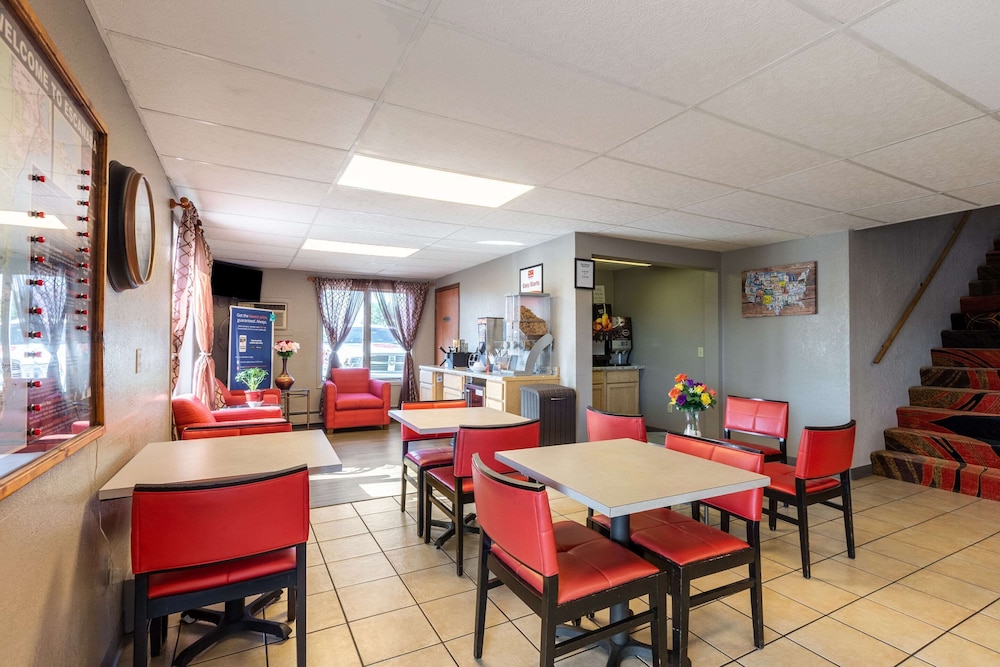 Econo Lodge Inn & Suites Escanaba North view 4