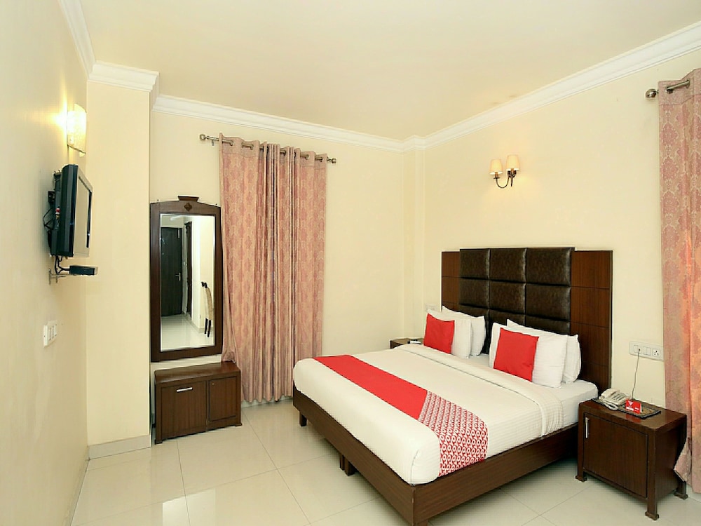 OYO 12989 White Diamond Hotel