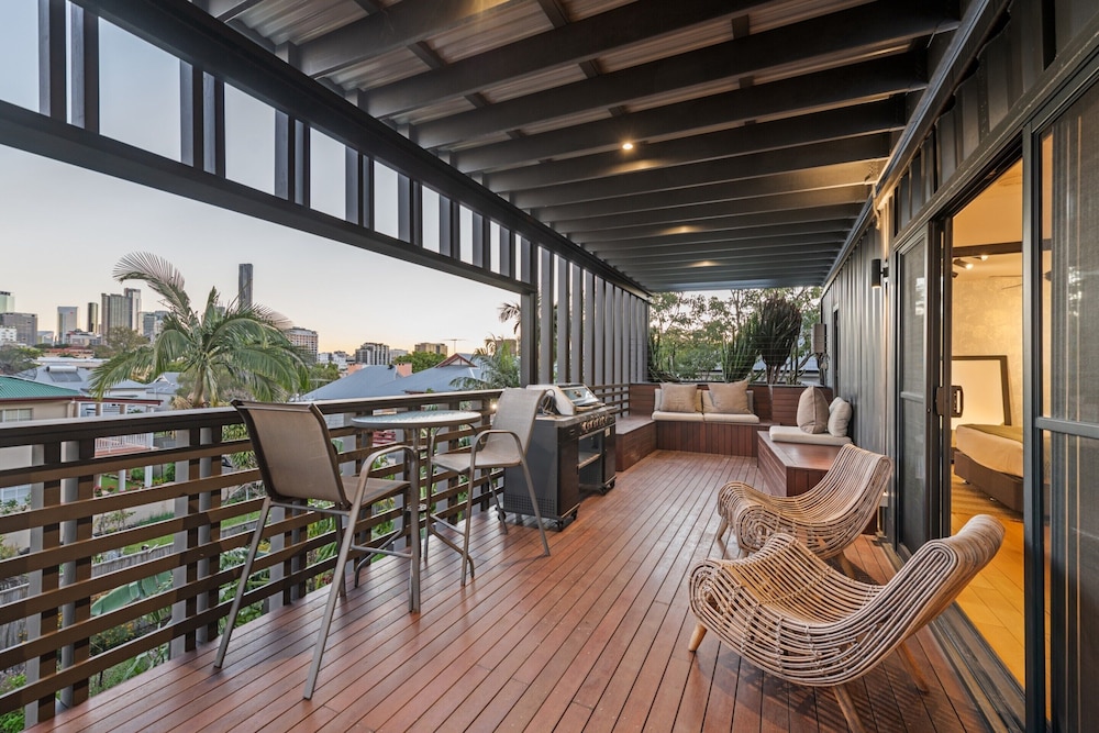 New Farm Apartment With Balcony & City Views