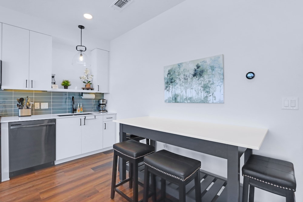 Chic Condo Minutes to Downtown, Gruene, & More