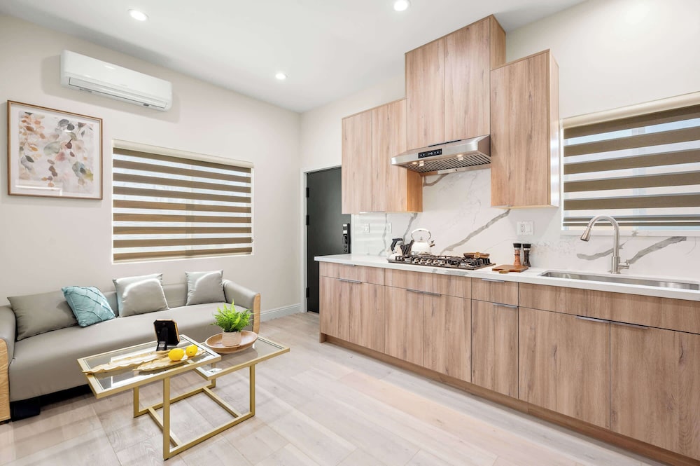 Cozy Modern Home w Full Kitchen Parking