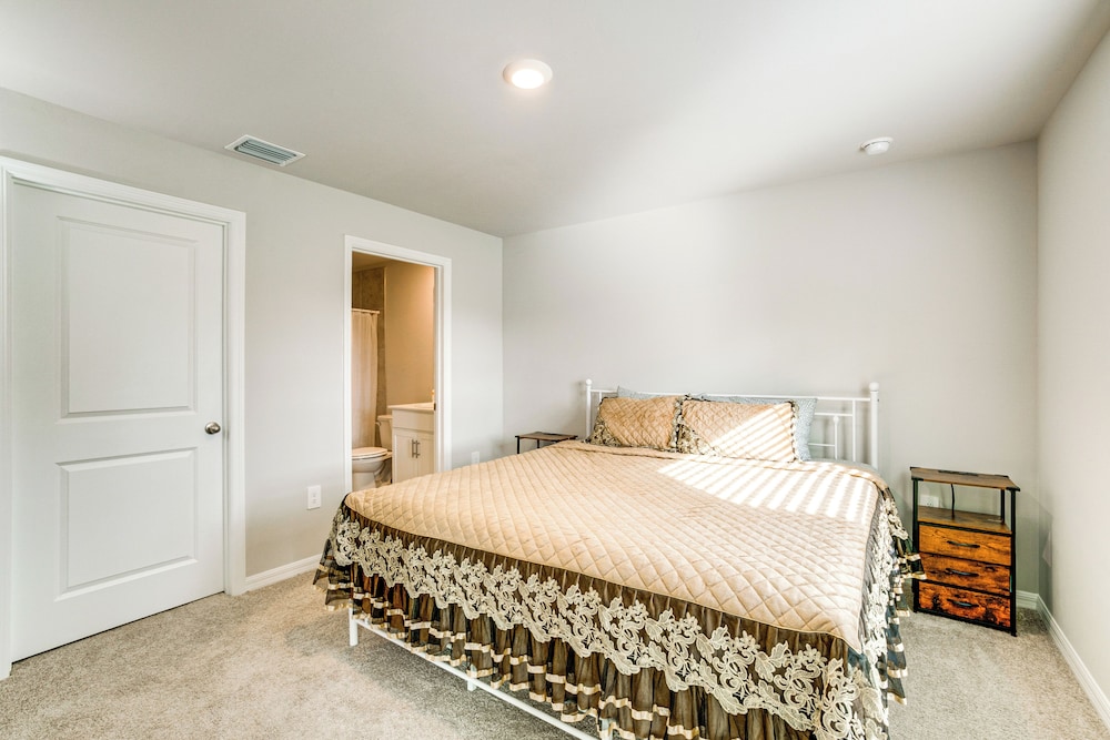 3 Mi to Port Charlotte Beach Park: Home w/ Patio!