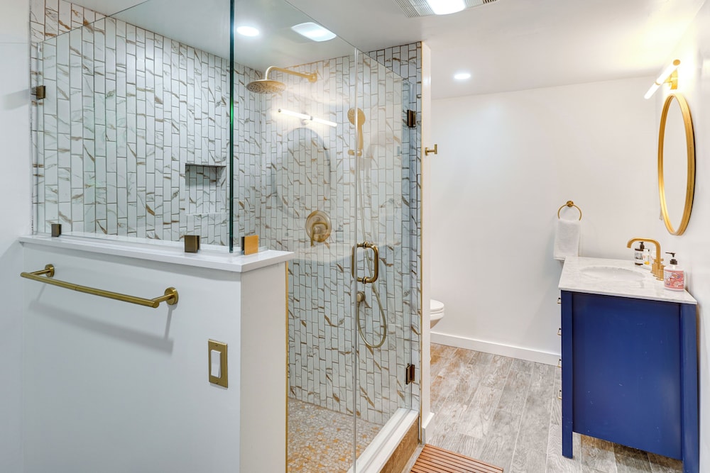 Hot Tub & Theater Room: Getaway in Falling Waters