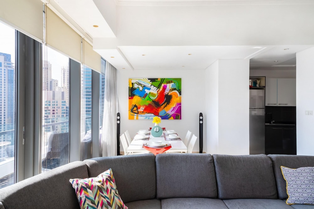 Big Bright Luxury Marina View Apt Near Beach