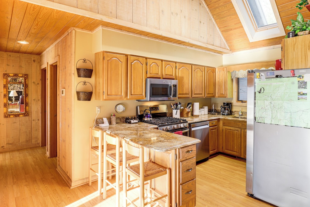 2 Mi to Ski Slopes! Mtn-view Home in Mars Hill