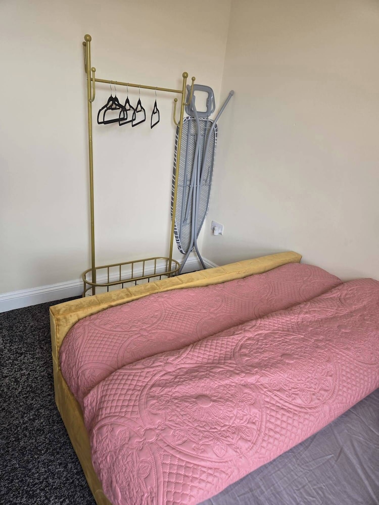 2 Bed - Sleeps 6 - Private Balcony - City Centre