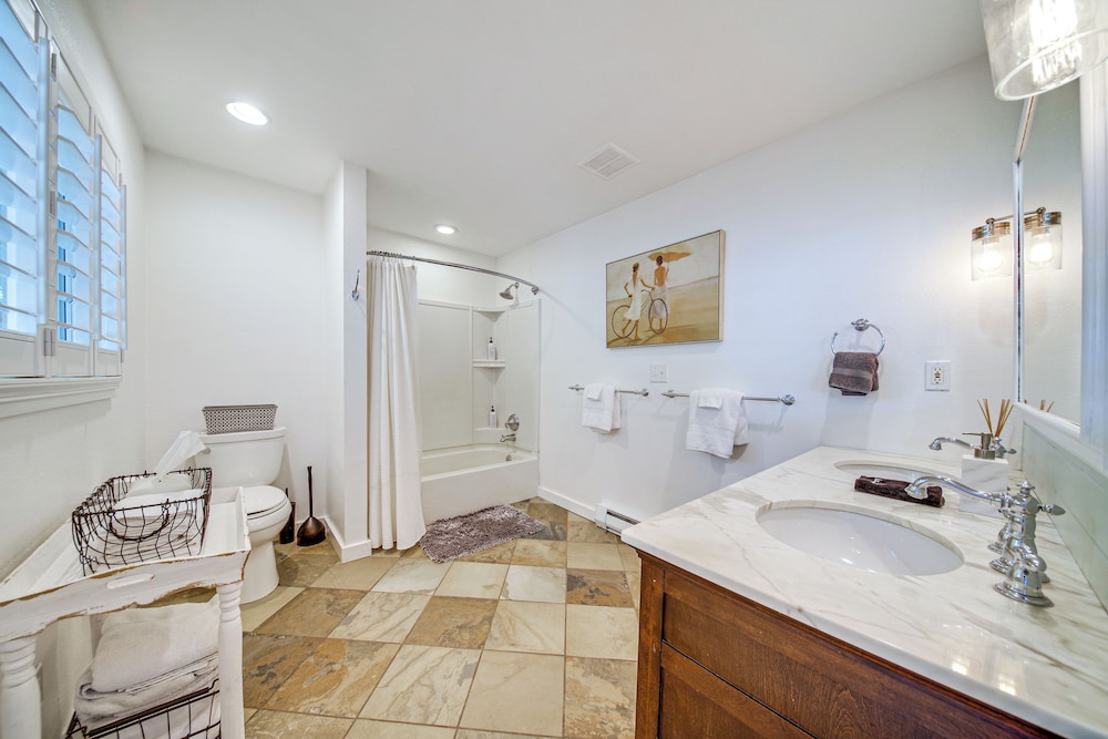 Mtn-view Camano Island Retreat Overlooking Beach