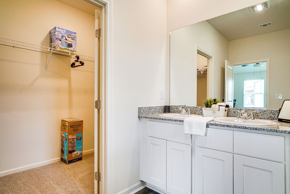 12 Mi to Avery Island: Spacious Family Home!