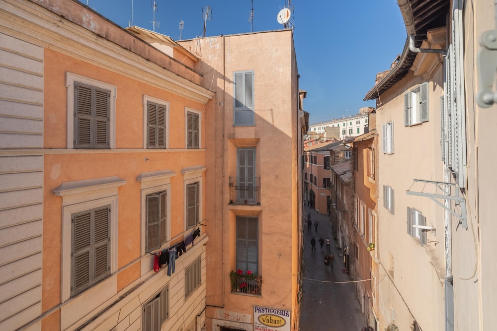 Stunning Rose Trastevere Apartment