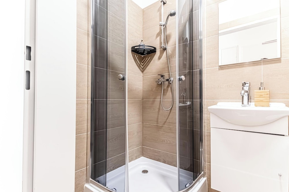 Stunning 12BR Floor For 24 People