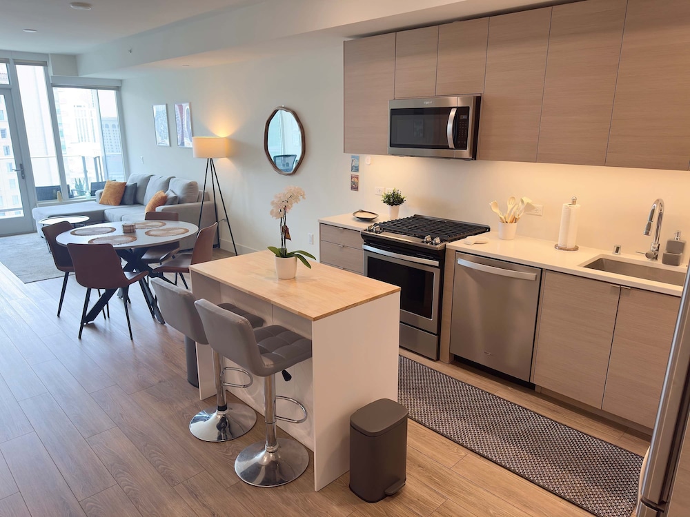 NEW Upscale Downtown San Diego Stay Queen Bed Pool Sauna