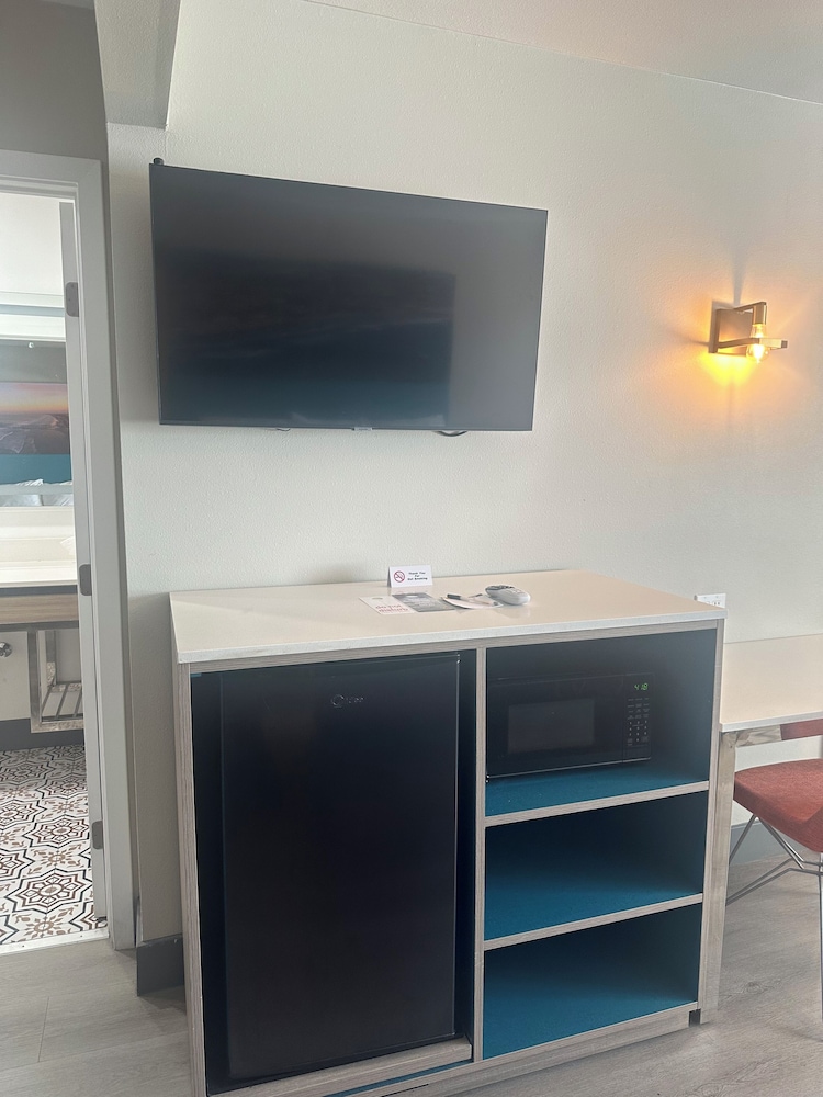 Super 8 by Wyndham Oceanside Downtown