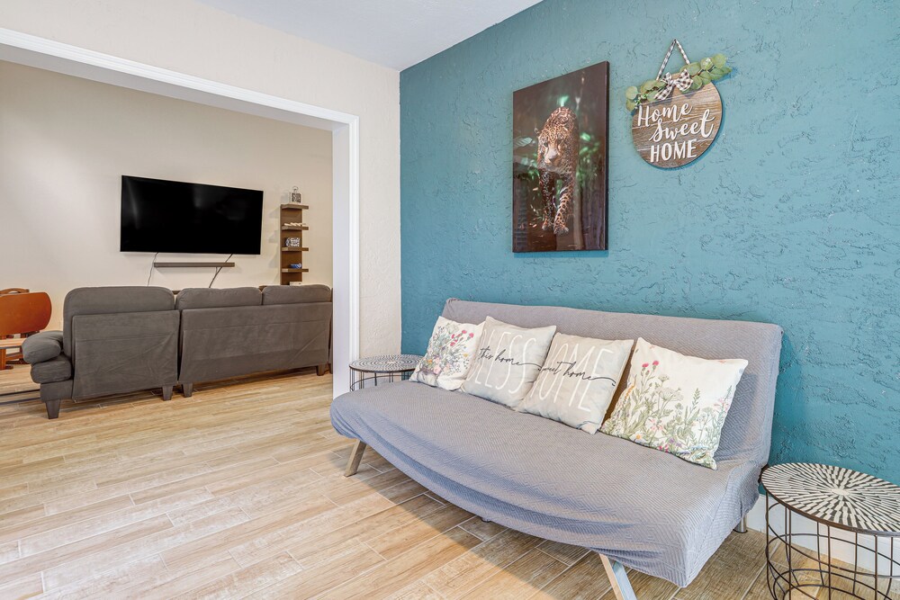 8 Mi to Stuart Beach: Home w/ Pool Access!
