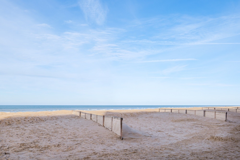 Apartment on Zeedijk With Stunning Sea Views