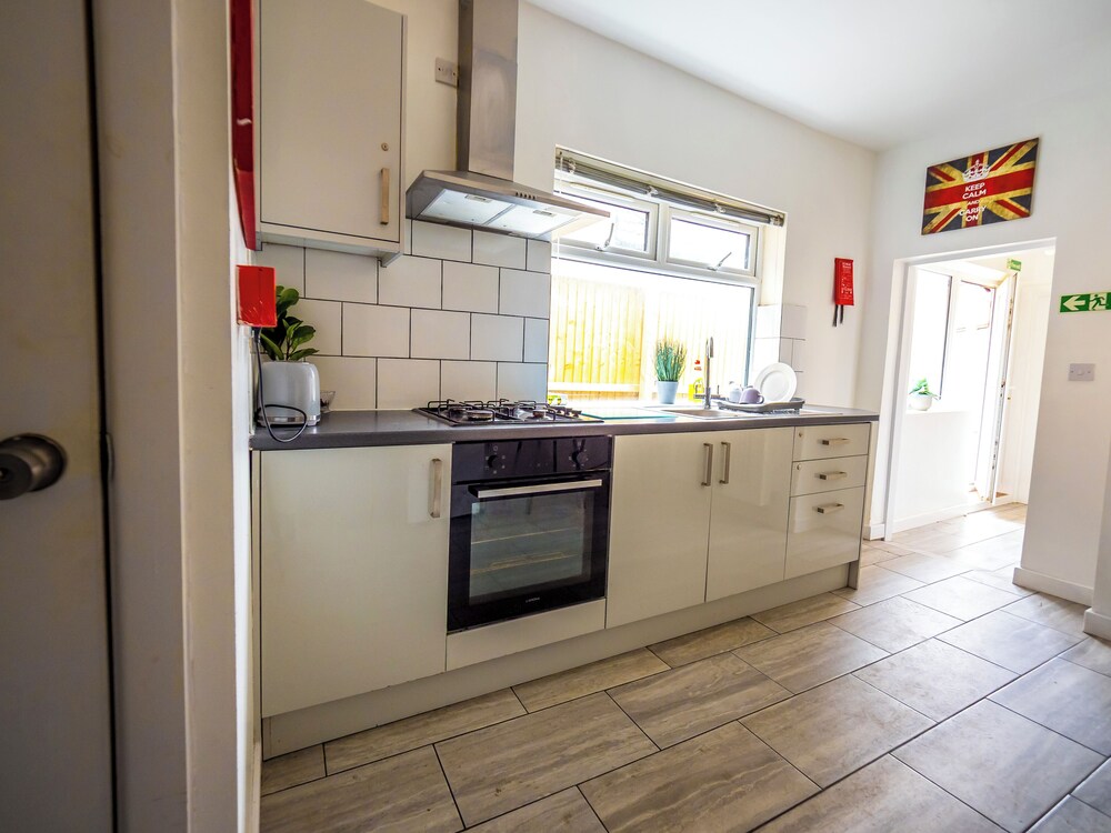 Ensuite1 Woodhouse private bath 2kitchen